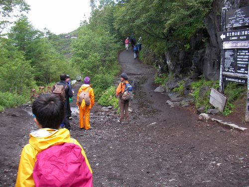 富士山、吉田ルートの登山道。ここが登山道の分岐。
