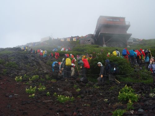 富士山吉田ルート、激しい登山者の渋滞
