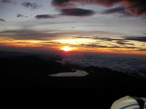 富士山吉田ルート８合目。山小屋「蓬莱館」前から
見えたご来光（日の出）